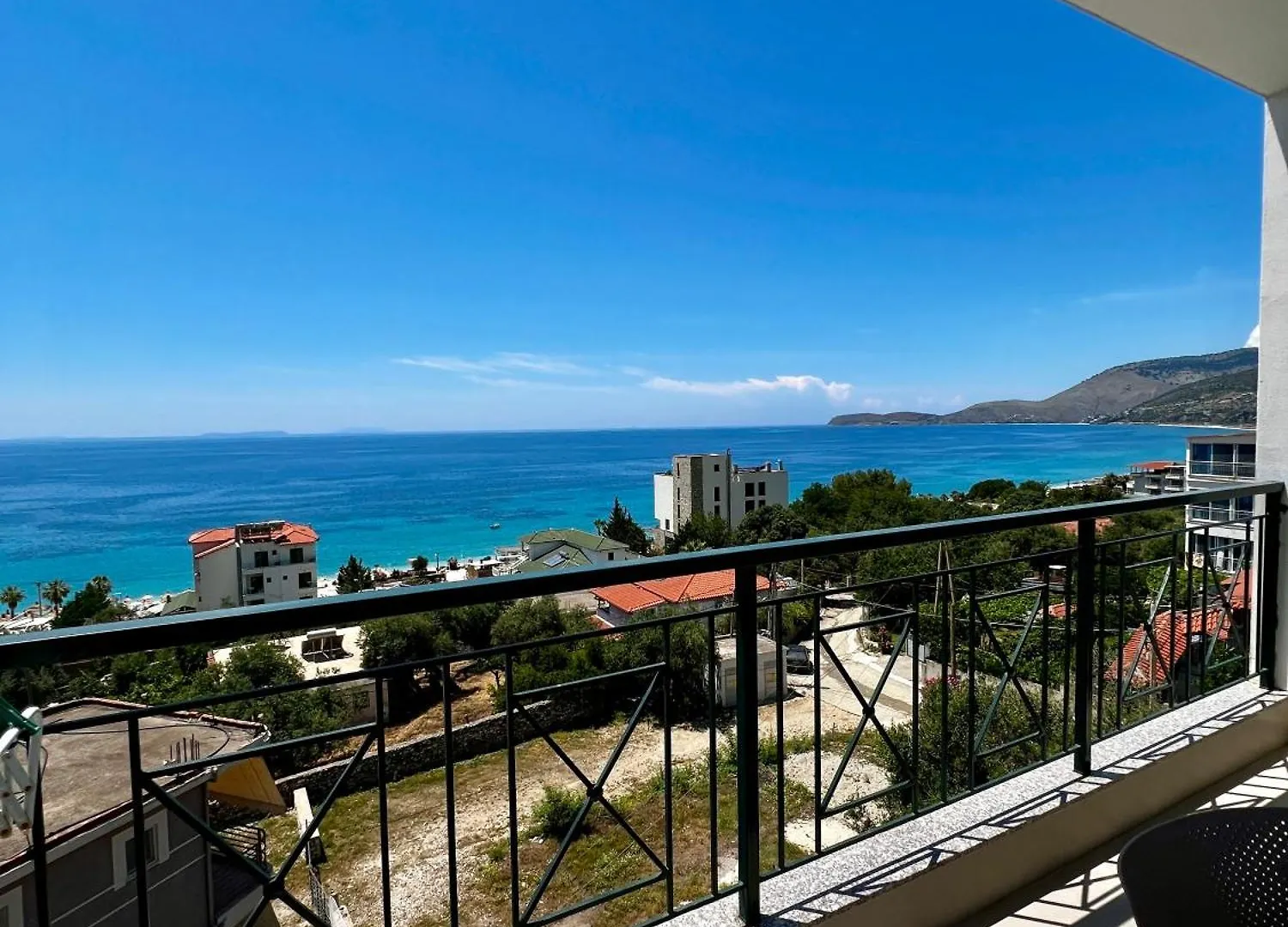 Le Monde 1 Villa Borsh 0*,  Albania