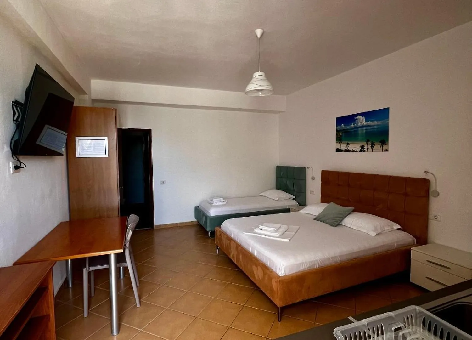 Le Monde 1 Villa Borsh 0*,  Albania